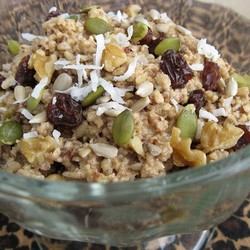 Пророщенный овес с изюмом семечками и молоком