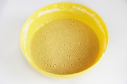 Простой торт в мультиварке с лимонным кремом - шаг 1