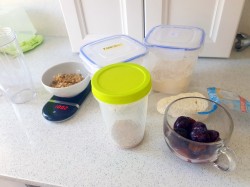 Протеиново-творожный десерт со сливой и цельным овсом - шаг 1