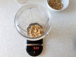 Протеиново-творожный десерт со сливой и цельным овсом - шаг 2