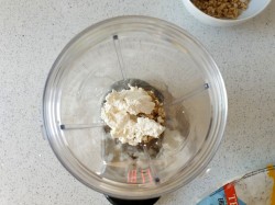 Протеиново-творожный десерт со сливой и цельным овсом - шаг 3