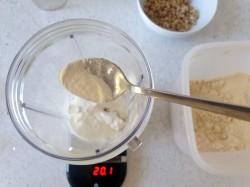 Протеиново-творожный десерт со сливой и цельным овсом - шаг 4