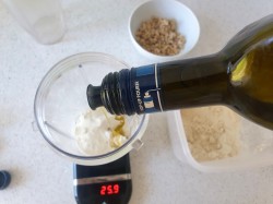 Протеиново-творожный десерт со сливой и цельным овсом - шаг 5