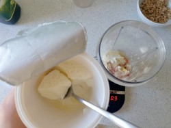 Протеиново-творожный десерт со сливой и цельным овсом - шаг 8