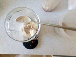 Протеиново-творожный десерт со сливой и цельным овсом - шаг 9