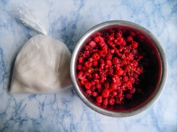 Протертая малина с сахаром на зиму - шаг 1 Протертая малина с сахаром на зиму - шаг 1