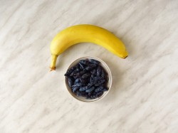 Десерт без сахара с бананом и ягодами жимолости - шаг 1