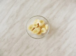 Десерт без сахара с бананом и ягодами жимолости - шаг 2