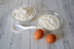 Тонкие блины на сметане - шаг 1