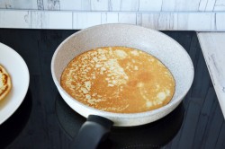 Тонкие блины на сметане - шаг 9