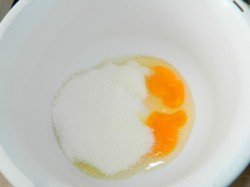 Пышные сырники из творога с мукой на сковороде - шаг 1