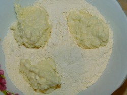 Пышные сырники из творога с мукой на сковороде - шаг 5