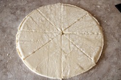 Рогалики из слоеного теста - шаг 2