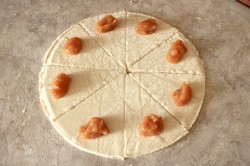 Рогалики из слоеного теста - шаг 3