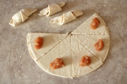 Рогалики из слоеного теста - шаг 4