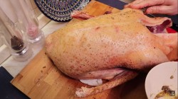 Рождественский гусь в духовке с медом и фруктами - шаг 2