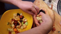 Рождественский гусь в духовке с медом и фруктами - шаг 3