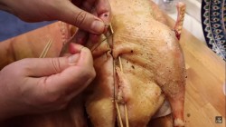 Рождественский гусь в духовке с медом и фруктами - шаг 4