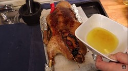 Рождественский гусь в духовке с медом и фруктами - шаг 6