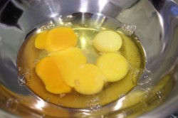 Рулет из крабовых палочек - шаг 1