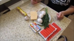 Рулет из лаваша с крабовыми палочками и сыром - шаг 1