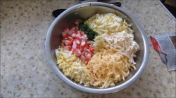 Рулет из лаваша с крабовыми палочками и сыром - шаг 2