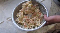 Рулет из лаваша с крабовыми палочками и сыром - шаг 3