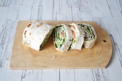 Рулет из лаваша с семгой и творожным сыром - шаг 12