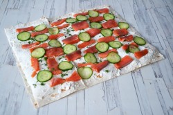 Рулет из лаваша с семгой и творожным сыром - шаг 9