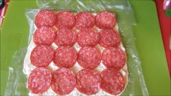 Рулет из плавленого сыра с салями и яйцами - шаг 3