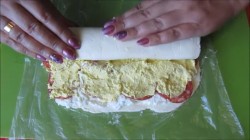 Рулет из плавленого сыра с салями и яйцами - шаг 4