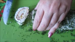 Рулет из плавленого сыра с салями и яйцами - шаг 5