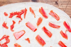 Рулет лаваш с красной рыбой с сыром - шаг 3