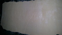 Рулет из слоеного теста с шоколадом и орехами - шаг 2