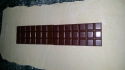 Рулет из слоеного теста с шоколадом и орехами - шаг 3