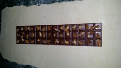 Рулет из слоеного теста с шоколадом и орехами - шаг 4