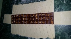 Рулет из слоеного теста с шоколадом и орехами - шаг 5