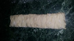 Рулет из слоеного теста с шоколадом и орехами - шаг 6