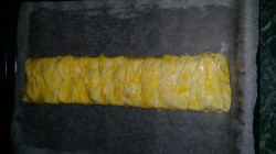 Рулет из слоеного теста с шоколадом и орехами - шаг 8