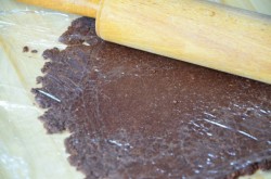 Рулет из печенья с кокосовой начинкой без выпечки - шаг 5