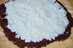 Рулет из печенья с кокосовой начинкой без выпечки - шаг 6