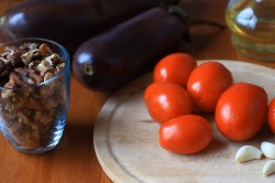 Рулетики из баклажанов с помидорами и грецкими орехами - шаг 1