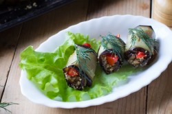 Рулетики из баклажанов с помидорами и грецкими орехами - шаг 11