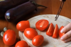 Рулетики из баклажанов с помидорами и грецкими орехами - шаг 2