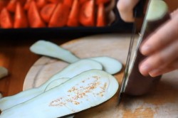 Рулетики из баклажанов с помидорами и грецкими орехами - шаг 3