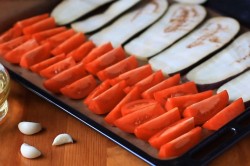 Рулетики из баклажанов с помидорами и грецкими орехами - шаг 4