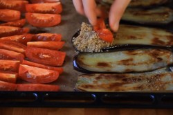 Рулетики из баклажанов с помидорами и грецкими орехами - шаг 9