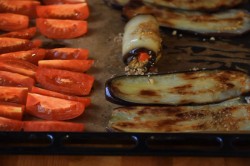 Рулетики из баклажанов с помидорами и грецкими орехами - шаг 10