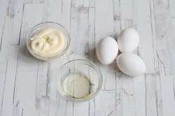 Рулетики из яичных блинчиков с начинкой - шаг 1