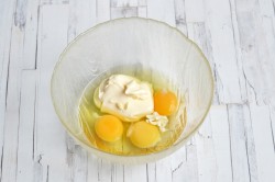 Рулетики из яичных блинчиков с начинкой - шаг 2